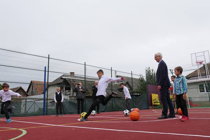 Hálaadó ünnepség a sportpálya átadása alkalmából a Glória Ifjúsági és Missziós Központban - „Ujjongjatok az ÚR előtt az egész földön!” Zsoltárok 100,1