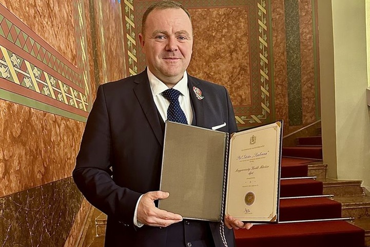 A viski származású Pál István „Szalonna”, Liszt Ferenc-díjas népzenész, érdemes művész, a Hagyományok Háza – Magyar Állami Népi Együttes főigazgató-helyettese, művészeti vezetője, a Szalonna és Bandája zenekar művészeti vezetője Magyarország Kiváló Művésze díjban részesült. 