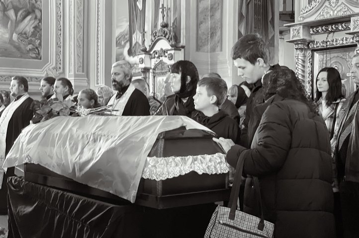 Munkácson végső búcsút vettek a 38 éves Olekszandr Panykovics védőtől. Fotó: Munkácsi Városi Tanács