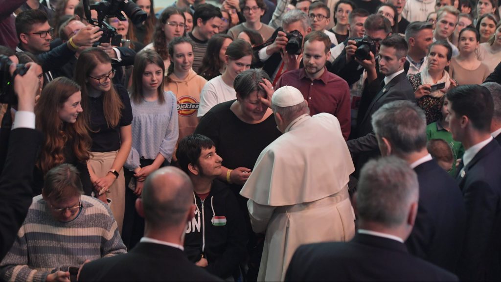 Ferenc pápa egy magyar hívõt áld meg, amikor érkezik a fiatalokkal rendezett találkozójára a Papp László Budapest Sportarénában 2023. április 29-én, háromnapos magyarországi apostoli látogatásának második napján (MTI/Koszticsák Szilárd)