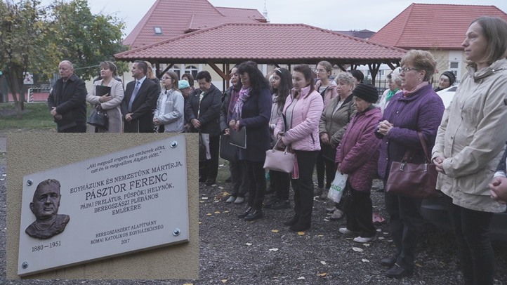 A szentmise után a jelenlévők a templomudvarban található Pásztor Ferenc-emléktáblához vonultak, ahol megkoszorúzták a mártír plébános emléktábláját. 