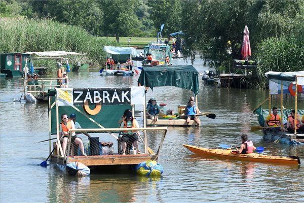 A  IV. Tisza-tavi Pet Kupa résztvevői az indulás után Tiszafürednél, a Morotva Kerékpáros Pihenő közelében 2023. június 18-án. Tizenkét, pillepalackokon lebegő hajóval és kenus különítménnyel startoltak el a csapatok Tiszafüredről. Mintegy kétszáz petkalóz saját készítésű tutajjal Tiszafüredtől Tiszanána-Dinnyéshátig gyűjti a hulladékot a tóról és az ártéri erdőkből három napon át. MTI/Mészáros János