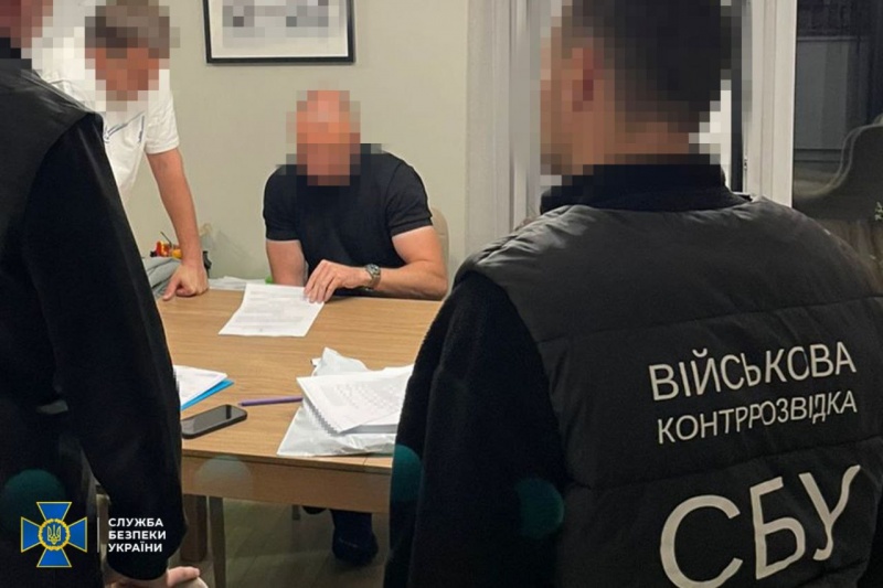 A Védelmi Minisztérium alkalmazottja 90 millió hrivnyát sikkasztott fegyverbeszerzésen, de az SZBU leleplezte