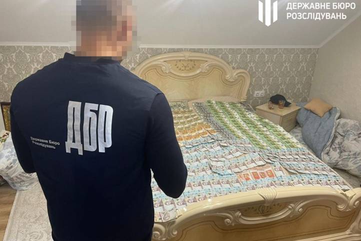 Kárpátalján a hadkiegészítő alkalmazottja férfiakat szöktetett ki a toborzóközpontból, még az ágya is tele volt pénzzel