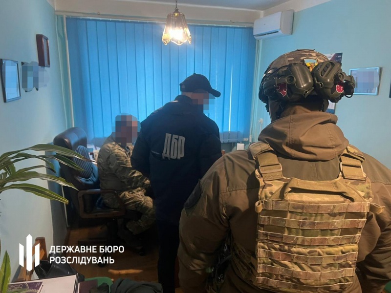 Pénzért szökésre vette rá a mozgósítást kerülőket és a katonákat a munkácsi toborzóközpont kiképző tisztje