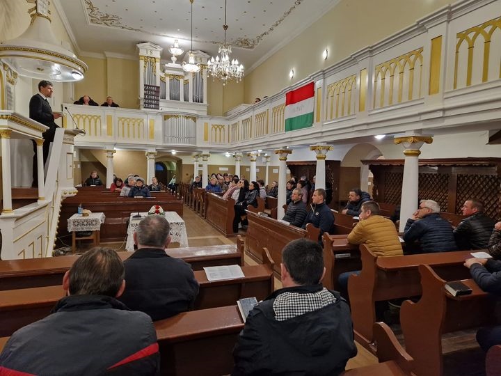 A helyi református templomban a Tisza-parti település testvérgyülekezetéből, a dunántúli Sáregresről érkező Boza Kristóf lelkipásztor hirdette Isten igéjét. Fotó: Orosz Viktória