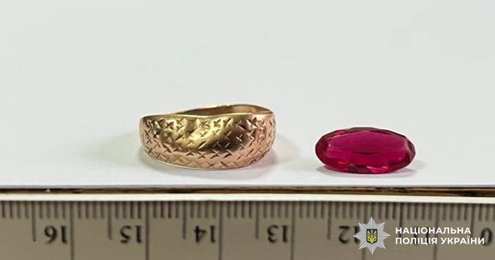 Munkácson egy 27 éves férfi megtámadott egy nőt és elvette arany ékszereit. A rendőrség rövid időn belül elfogta, a zsákmányt lefoglalták és visszaadják a sértettnek. Fotó: Nemzeti Rendőrség