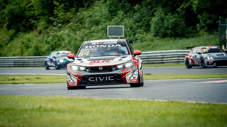 Dobogóra állt Losonczy Levente a TCR Europe salzburgi hétvégéjén. Fotó: Mackinger Photography