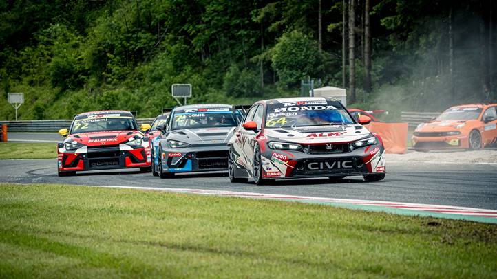 Dobogóra állt Losonczy Levente a TCR Europe salzburgi hétvégéjén. Fotó: Mackinger Photography