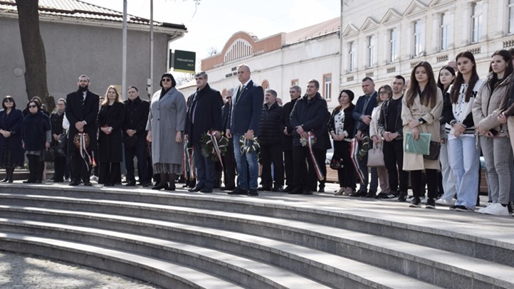 A vezérlő fejedelem emlékezete Beregszászon - Koszorúzás Rákóczi lovasszobránál