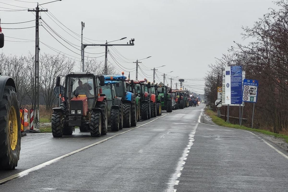 Román gazdák akadályozzák a teherforgalmat a Halmi-Nevetlenfalui határátkelőn. Fotó: DPSZU