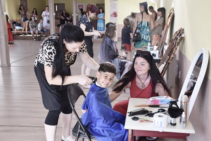 Jótékonysági hajvágást szerveztek a rózsahölgyek. Fotó: Kovács Erzsébet