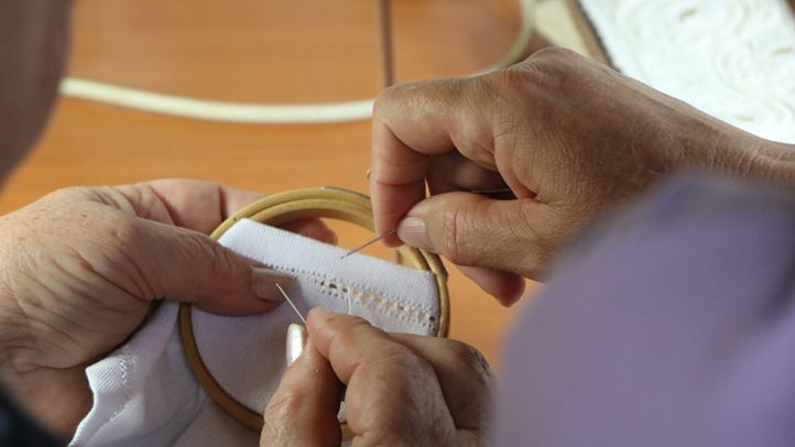 Az alkotás öröme a hagyományőrzés segítségével - III. Népi kézműves tábor a vajdasági Tóthfaluban. Fotó: Hagyományok Háza