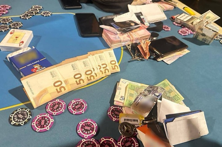 A kárpátaljai rendőrség munkatársai lelepleztek egy illegálisan működő kaszinót a beregszászi járásban található Tiszakereszúr területén. Fotó: Kárpátaljai Rendőrség