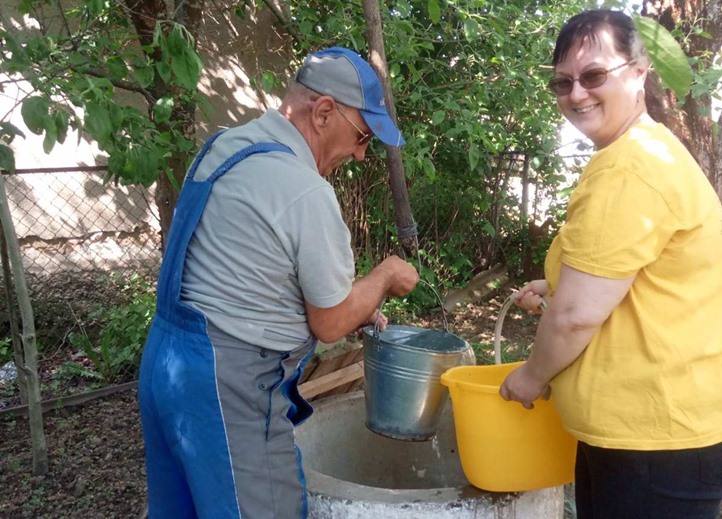 Tiszabökényben a Glória Ifjúsági Központ idén azt a szeretetszolgálatot vállalta, hogy a falu egyedülálló idősebb lakosaihoz elviszi a kézzel és szívvel adható segítséget. 