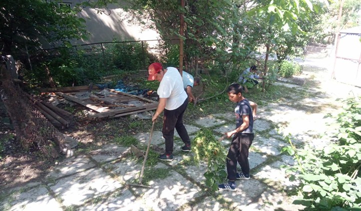 Tiszabökényben a Glória Ifjúsági Központ idén azt a szeretetszolgálatot vállalta, hogy a falu egyedülálló idősebb lakosaihoz elviszi a kézzel és szívvel adható segítséget. 