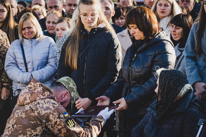 Kárpátalján utolsó útjára kísérték a 48 éves Szerhij Kuznev őrnagyot. Fotó: Ungvári Városi Tanács
