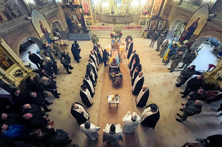 December 1-jén Munkács városában végső búcsút vettek az 57 éves Szerhij  Ulihanec elesett védőtől. Fotó: Munkácsi Városi Tanács