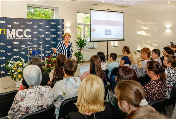Szili Katalin miniszterelnöki főtanácsadó előadást tart A 21. század globális kihívásai címmel a Mathias Corvinus Collegium (MCC) Beregszászi Képzési Központjában 2023. szeptember 27-én. MTI/Nemes János