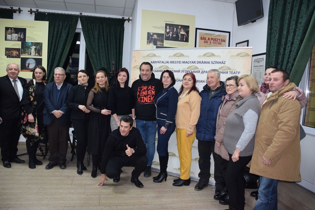 Szívedbe fényt: színházi előadás Beregszászon - „Magyar sziget a népek Óceánján”
