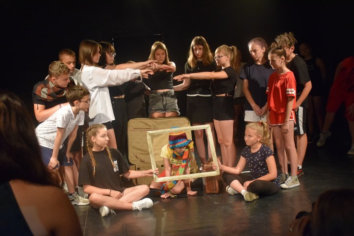 Záróelőadás a „GENIUS” színjátszó táborában - Az első vastaps