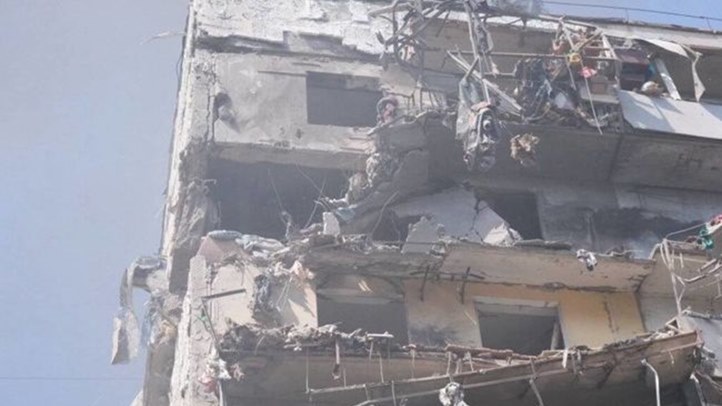 Április 22-én orosz irányított bombák csapódtak be Zaporizzsjában. 22 ember megsérült, köztük három gyermek, egy idős nő életét vesztette. Fotó: t.me/ivan_fedorov_zp