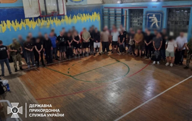 Ukrajnában a határőrök feltartóztattak egy teherautót az Odesza régióban, a moldovai határ közelében. A pótkocsiban gabona helyett 40 férfi volt. Fotó: Ukrán Állami Határőrszolgálat