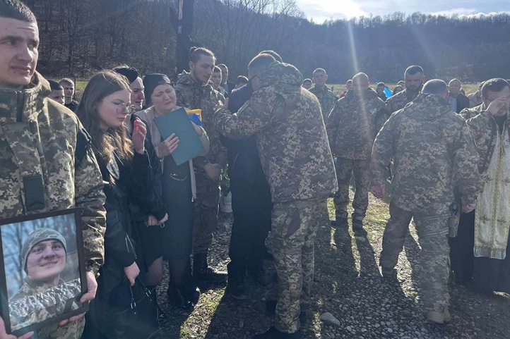 Kárpátalján eltemették a 20 éves Jevhen Smadcsenko határőrt. Fotó: Ukrán Állami Határőrszolgálat