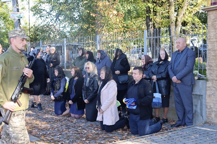 Kárpátalján, a Huszti járásban található Velikij Rakovec (Nagyrákóc) faluban elbúcsúztak Jevhen Timár védőtől. Fotó: Bilki (Bilke) kistérség/Facebook