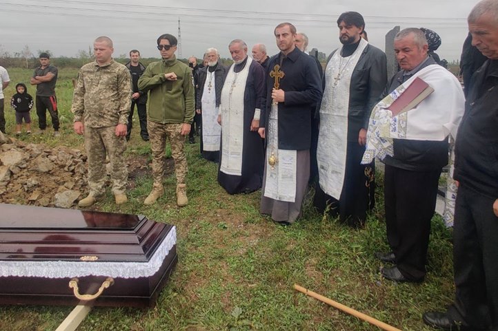 A Nagylucska faluban (Kárpátalja, munkácsi járás) utolsó útjára kisérték a háborúban elesett 41 éves Illja Bobrovicsot. Fotó: Feodor metropolita/Facebook