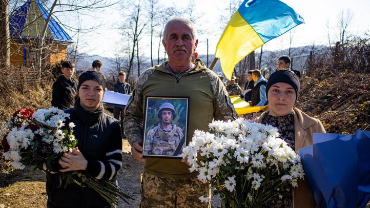 Kárpátalján végső búcsút vettek a fronton elesett Ivan Mahula védőtől (Dubove/Dombó, Técsői járás). Fotó: Dombói kistérség/Facebook