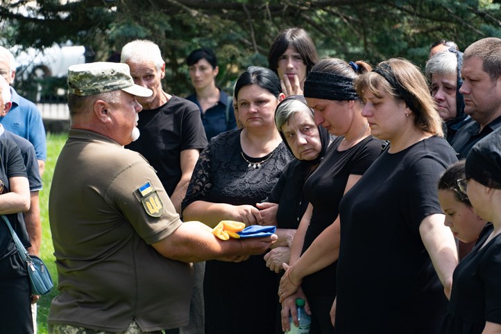 Ungváron végső búcst vettek a háborúban meghalt 38 éves Mikovics Radiontól. Fotó: Ungvári Városi Tanács