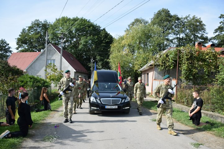 Kárpátalján végső búcsút vettek az orosz-ukrán háborúban elesett határőrtől, a 39 éves Olekszandr Antaliktól. Fotó: Facebook