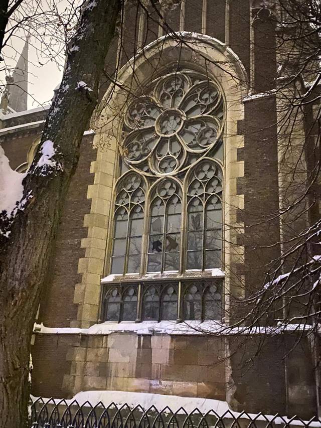  Lviv központjában megrongálódtak a Szent Olga és Erzsébet-templom ólomüveg ablakai az orosz támadásban. Fotó: facebook.com/andriy.moskalenko