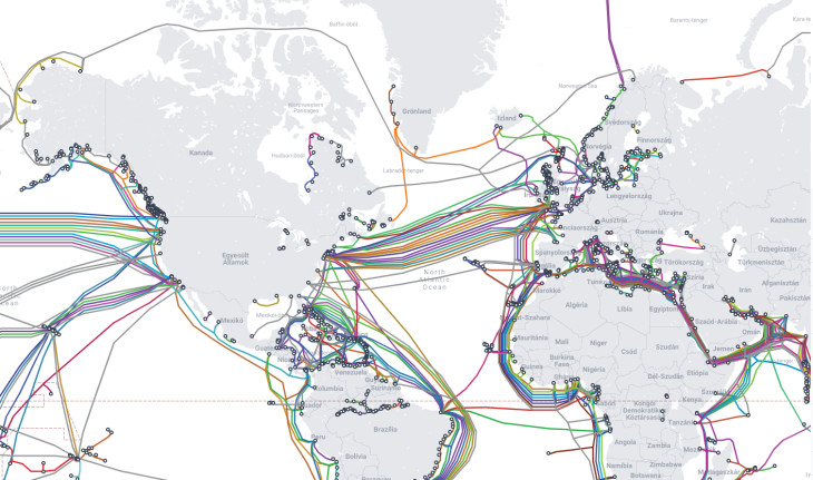 A különböző tenger alatt futó kábelvezetékek rendszeresen frissített térképe. Forrás: Submarinecablemap.com