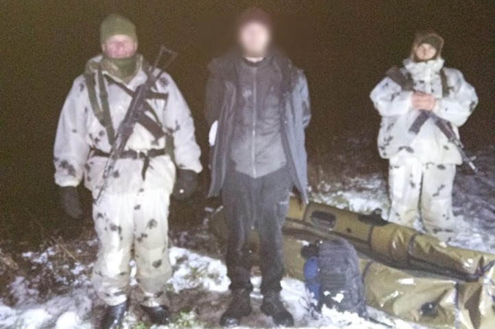 A tiszaújlaki határőrök elfogtak két 14 éves kárpátaljai tinédzsert és egy 22 éves férfit a Tisza folyó közelében. Fotó: Ukrán Állami Határőrszolgálat (DPSZU)