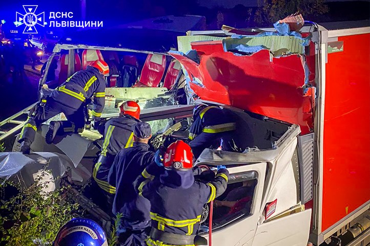 A Lemberg közelében történt tömegbalesetben többen meghaltak és sokan megsérültek. Fotó: DSZNSZ