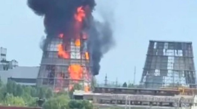 Hatalmas tűz ütött ki egy ukrán hőerőműben, fekete füst és többméteres lángok borították be a környéket.Fotó: Rendkívüli helyzetek állami szolgálata/Facebook.com