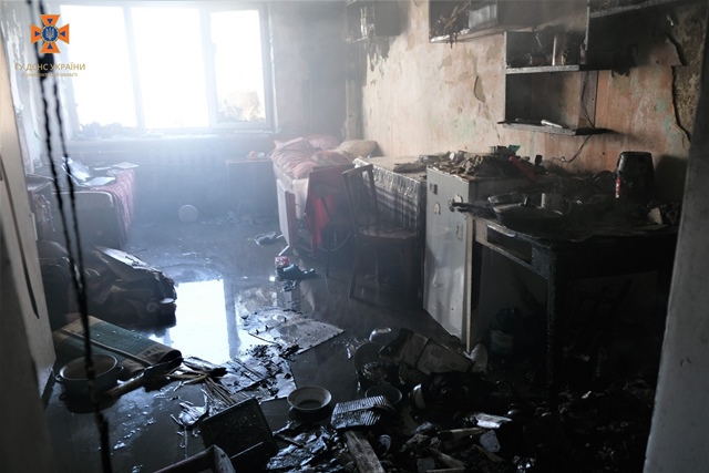 Nyolc embert kellett kimenteni egy ungvári kollégiumban keletkezett tűz miatt. Fotó: facebook.com/DsnsZakarpattya