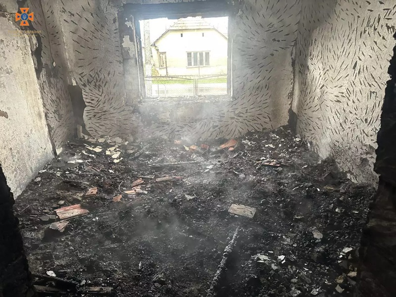 A leégett házban a tűz 60 négyzetméteren megsemmisítette a nappalit, a tetőt és a mennyezetet