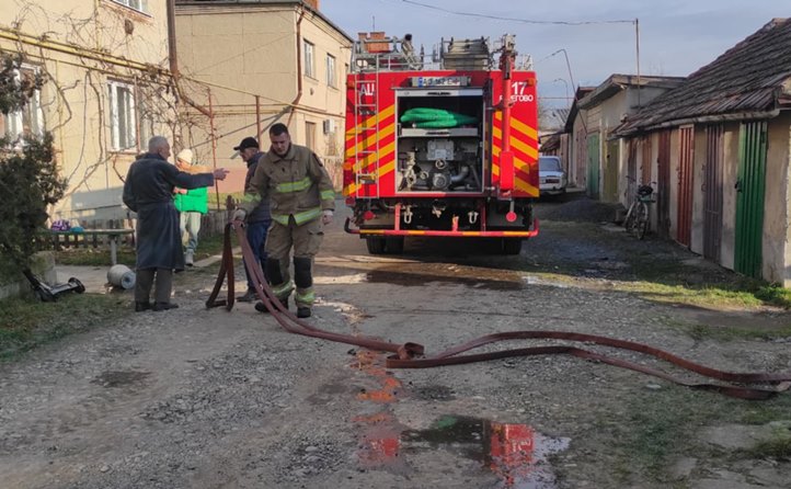 Tűz ütött ki Beregszász egyik társasházának lakásában. Fotó: Derceni Egyházi Önkéntes TűzоltóságTűz ütött ki Beregszász egyik társasházának lakásában. Fotó: Derceni Egyházi Önkéntes Tűzоltóság