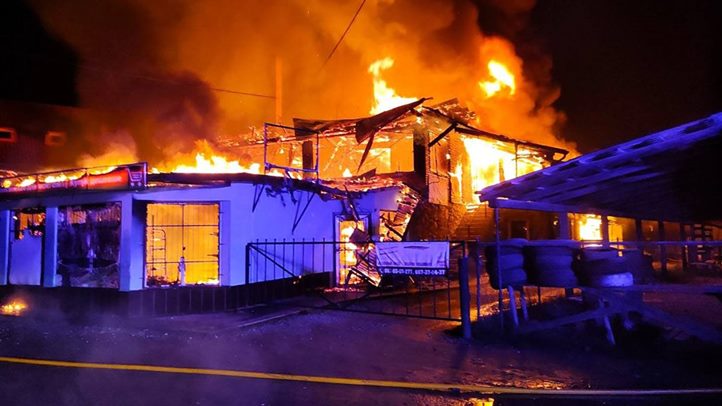 Tűz pusztított egy kétszintes boltban Felsőapsán, a Rahói járásban – 24 tűzoltó dolgozott a helyszínen. Fotó: DSZNSZ