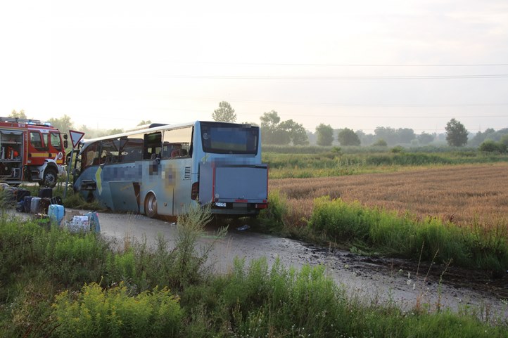 Többen megsérültek egy ukrán busz balesetében Kisvárda közelében. Fotó: police.hu