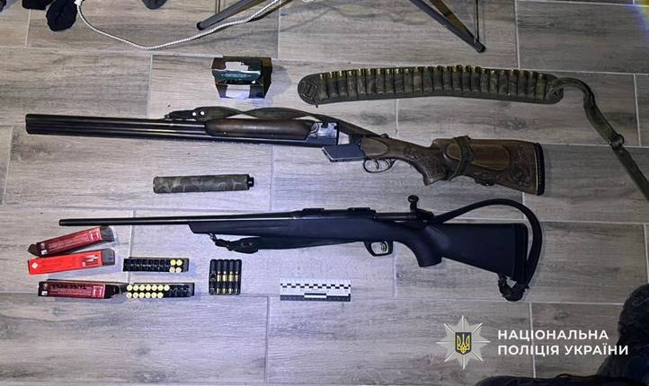 A gyanúsított lakóhelyén több fegyvert foglaltak le. Fotó: Ukrán Nemzeti Rendőrség