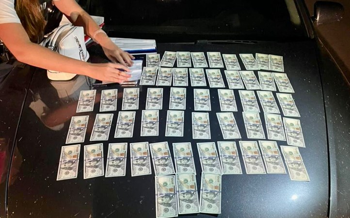 Váriban őrizetbe vettek egy 25 éves nőt, aki hadköteles férfiakat segített át a határon. Fotó: Kárpátaljai Rendőrség 