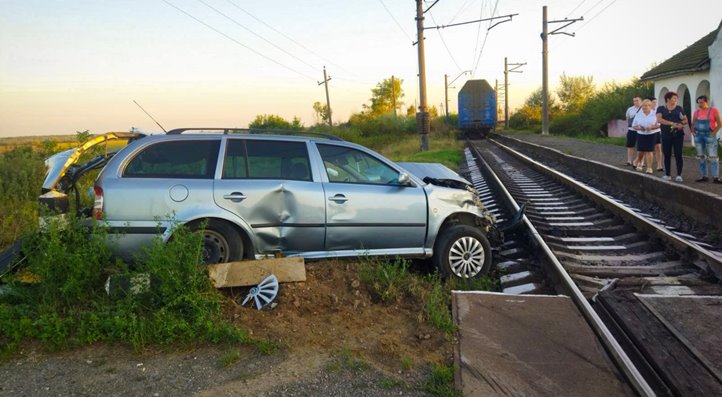Személyvonat és gépkocsi ütközött Kárpátalján. Fotó: DSZNSZ