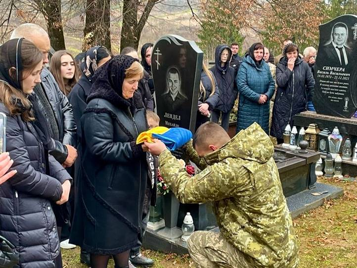 Kárpátalján végső búcsút vettek a 33 éves Vaszil Mikes határőrtől. Fotó: Ukrán Állami Határőrszolgálat (DPSZU)