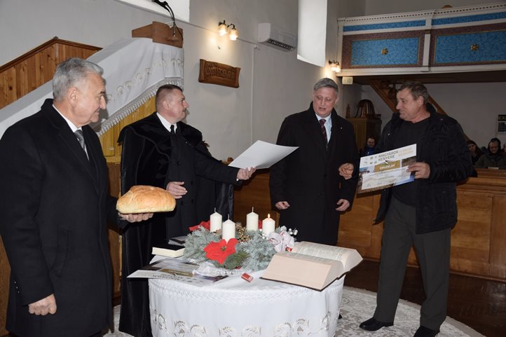 Magyarok kenyere – 15 millió búzaszem. Emléklapok átadása Verbőcön. Fotó: Kárpátinfo/Kovács Elemér