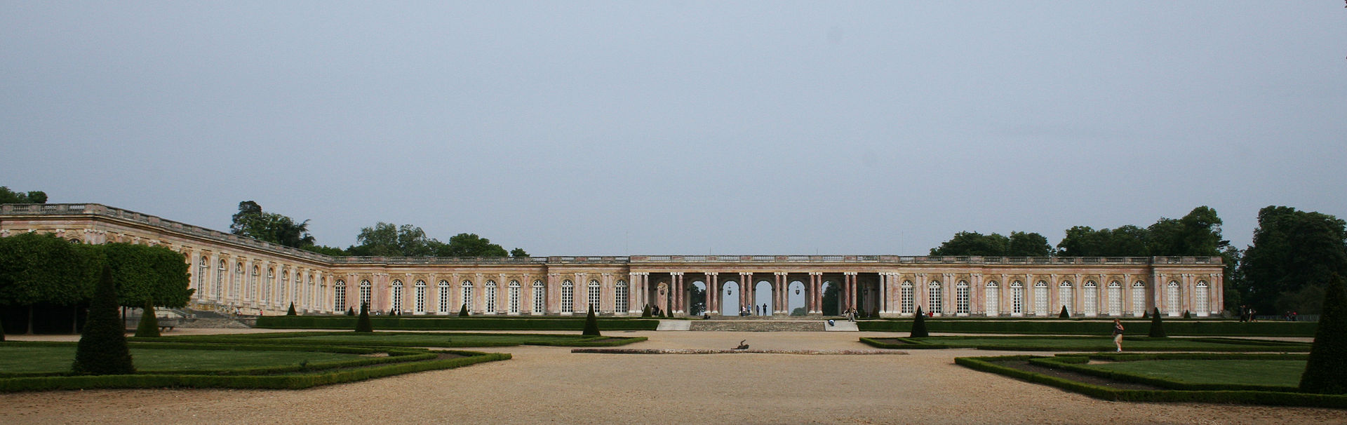 A versailles-i palotakomplexumban elhelyezkedő Nagy-Trianon-kastély, ahol a magyar küldöttség aláírta a békediktátumot 1920. június 4-én (Fotó: Wikipédia)