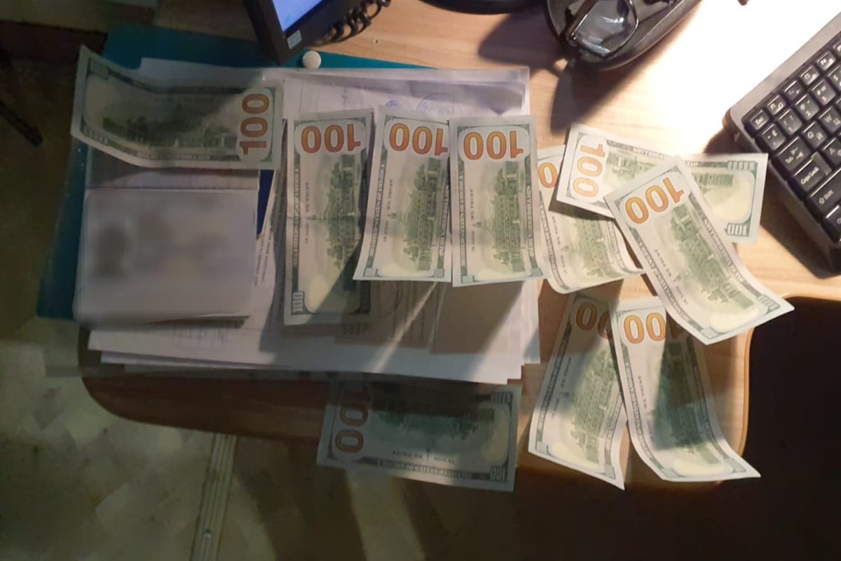 Egy 30 éves kárpátaljai férfi 1000 amerikai dollár kenőpénzt ajánlott fel az ukrán határőröknek az államhatár akadálytalan átlépésének érdekében. Fotó: Ukrán Állami Határőrszolgálat